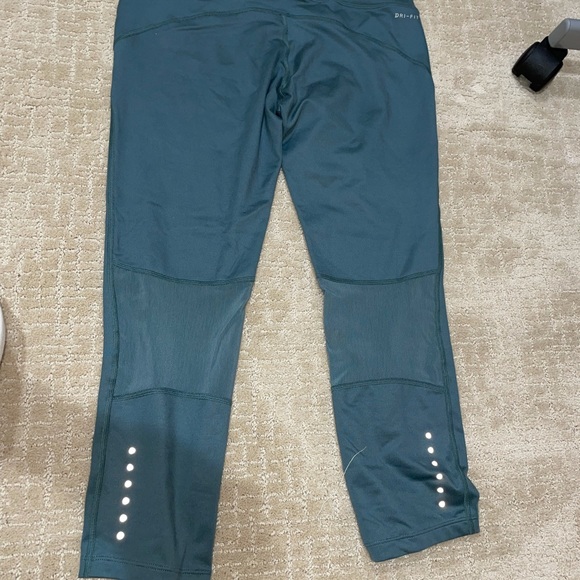 Nike Crop Leggings - Picture 2 of 3